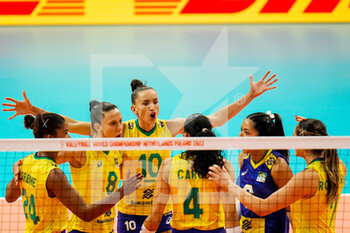 2022-10-13 - Gabriela Gabi Braga Guimaraes of Brazil celebrates a point with her team mates during the FIVB Volleyball Women's World Championship 2022, Semi Final Volleyball match between Italy and Brazil on October 13, 2022 at the Omnisport Apeldoorn in Apeldoorn, Netherlands - VOLLEYBALL - WOMEN'S WORLD CHAMP 2022 - 1/2 - ITALY V BRAZIL - INTERNATIONALS - VOLLEYBALL