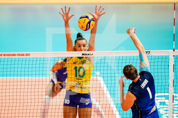 2022-10-13 - Gabriela Gabi Braga Guimaraes of Brazil blocks while Marina Lubian of Italy spikes the ball during the FIVB Volleyball Women's World Championship 2022, Semi Final Volleyball match between Italy and Brazil on October 13, 2022 at the Omnisport Apeldoorn in Apeldoorn, Netherlands - VOLLEYBALL - WOMEN'S WORLD CHAMP 2022 - 1/2 - ITALY V BRAZIL - INTERNATIONALS - VOLLEYBALL