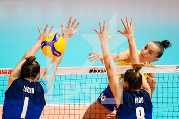 2022-10-13 - Gabriela Gabi Braga Guimaraes of Brazil spikes the ball while Marina Lubian of Italy and Alessia Orro of Italy form a block during the FIVB Volleyball Women's World Championship 2022, Semi Final Volleyball match between Italy and Brazil on October 13, 2022 at the Omnisport Apeldoorn in Apeldoorn, Netherlands - VOLLEYBALL - WOMEN'S WORLD CHAMP 2022 - 1/2 - ITALY V BRAZIL - INTERNATIONALS - VOLLEYBALL