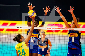 2022-10-13 - Lorenne Geraldo Teixeira of Brazil tips the ball while Paola Ogechi Egonu of Italy and Anna Danesi of Italy block during the FIVB Volleyball Women's World Championship 2022, Semi Final Volleyball match between Italy and Brazil on October 13, 2022 at the Omnisport Apeldoorn in Apeldoorn, Netherlands - VOLLEYBALL - WOMEN'S WORLD CHAMP 2022 - 1/2 - ITALY V BRAZIL - INTERNATIONALS - VOLLEYBALL