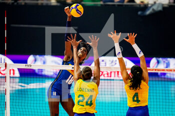 2022-10-13 - Paola Ogechi Egonu of Italy spikes the ball while Lorenne Geraldo Teixeira of Brazil and Ana Carolina Da Silva of Brazil block during the FIVB Volleyball Women's World Championship 2022, Semi Final Volleyball match between Italy and Brazil on October 13, 2022 at the Omnisport Apeldoorn in Apeldoorn, Netherlands - VOLLEYBALL - WOMEN'S WORLD CHAMP 2022 - 1/2 - ITALY V BRAZIL - INTERNATIONALS - VOLLEYBALL