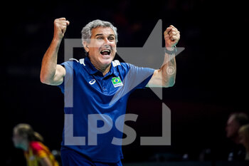 2022-10-13 - Coach Jose Roberto Guimaraes of Brazil celebrates winning the third set during the FIVB Volleyball Women's World Championship 2022, Semi Final Volleyball match between Italy and Brazil on October 13, 2022 at the Omnisport Apeldoorn in Apeldoorn, Netherlands - VOLLEYBALL - WOMEN'S WORLD CHAMP 2022 - 1/2 - ITALY V BRAZIL - INTERNATIONALS - VOLLEYBALL