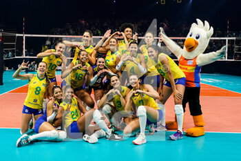 2022-10-13 - Team of Brazil celebrates their win during the FIVB Volleyball Women's World Championship 2022, Semi Final Volleyball match between Italy and Brazil on October 13, 2022 at the Omnisport Apeldoorn in Apeldoorn, Netherlands - VOLLEYBALL - WOMEN'S WORLD CHAMP 2022 - 1/2 - ITALY V BRAZIL - INTERNATIONALS - VOLLEYBALL