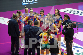 2022-01-09 - MARCO GASPARI (coach Vero Volley Monza) and Monza players during time out - VERO VOLLEY MONZA VS UNET E-WORK BUSTO ARSIZIO - SERIE A1 WOMEN - VOLLEYBALL