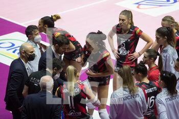 2022-01-09 - Head Coach Marco Musso (UYBA) with team during time out  - VERO VOLLEY MONZA VS UNET E-WORK BUSTO ARSIZIO - SERIE A1 WOMEN - VOLLEYBALL