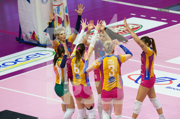 2022-01-09 - Monza players celebrates after scoring a point - VERO VOLLEY MONZA VS UNET E-WORK BUSTO ARSIZIO - SERIE A1 WOMEN - VOLLEYBALL