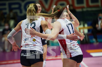 2022-01-23 - Players Volley Bergamo celebrates after scoring a point - VERO VOLLEY MONZA VS VOLLEY BERGAMO 1991 - SERIE A1 WOMEN - VOLLEYBALL