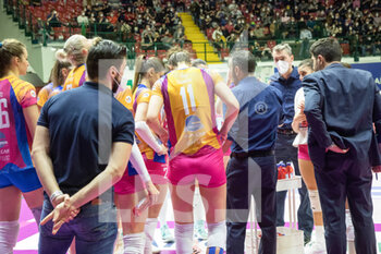 2022-02-12 - MARCO GASPARI (coach Vero Volley Monza) with team during time out  - VERO VOLLEY MONZA VS SAVINO DEL BENE SCANDICCI - SERIE A1 WOMEN - VOLLEYBALL