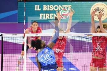 2022-02-20 - Spike of ENWEONWU TERRY RUTH (Il Bisonte Firenze) vs block of POULTER JORDYN and STEVANOVIC JOVANA - IL BISONTE FIRENZE VS UNET E-WORK BUSTO ARSIZIO - SERIE A1 WOMEN - VOLLEYBALL
