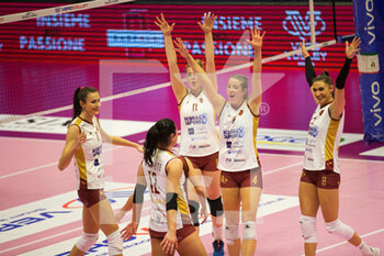 2022-02-20 - Exultation of Roma players after scoring a point - VERO VOLLEY MONZA VS ACQUA&SAPONE ROMA VOLLEY CLUB - SERIE A1 WOMEN - VOLLEYBALL