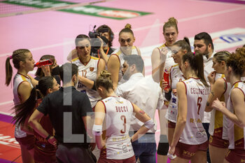 2022-02-20 - Head Coach ANDREA MAFRICI (Roma Volley Club) and Roma players during time out - VERO VOLLEY MONZA VS ACQUA&SAPONE ROMA VOLLEY CLUB - SERIE A1 WOMEN - VOLLEYBALL
