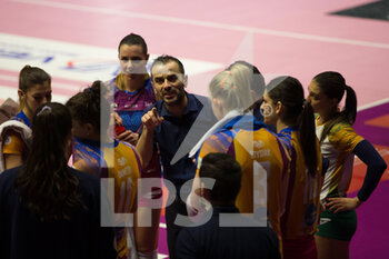 2022-02-20 - MARCO GASPARI (coach Vero Volley Monza) with team during time out  - VERO VOLLEY MONZA VS ACQUA&SAPONE ROMA VOLLEY CLUB - SERIE A1 WOMEN - VOLLEYBALL