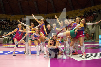 2022-02-20 - Monza players celebrates after wins a match - VERO VOLLEY MONZA VS ACQUA&SAPONE ROMA VOLLEY CLUB - SERIE A1 WOMEN - VOLLEYBALL