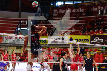 2022-02-27 - Khalia Lanier #16 of Volley Bergamo 1991 warms up during the Volley Serie A women 2021/22 volleyball match between UYBA Unet E-Work Busto Arsizio and Volley Bergamo 1991 at E-Work Arena, Busto Arsizio, Italy on February 27, 2022 - UNET E-WORK BUSTO ARSIZIO VS VOLLEY BERGAMO 1991 - SERIE A1 WOMEN - VOLLEYBALL