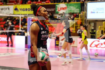 2022-02-27 - Khalia Lanier #16 of Volley Bergamo 1991 warms up during the Volley Serie A women 2021/22 volleyball match between UYBA Unet E-Work Busto Arsizio and Volley Bergamo 1991 at E-Work Arena, Busto Arsizio, Italy on February 27, 2022 - UNET E-WORK BUSTO ARSIZIO VS VOLLEY BERGAMO 1991 - SERIE A1 WOMEN - VOLLEYBALL