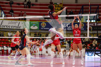 2022-02-27 - Khalia Lanier #16 of Volley Bergamo 1991 in action during the Volley Serie A women 2021/22 volleyball match between UYBA Unet E-Work Busto Arsizio and Volley Bergamo 1991 at E-Work Arena, Busto Arsizio, Italy on February 27, 2022 - UNET E-WORK BUSTO ARSIZIO VS VOLLEY BERGAMO 1991 - SERIE A1 WOMEN - VOLLEYBALL