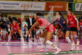 2022-02-27 - Alexa Gray #8 of UYBA Unet E-Work Busto Arsizio in action during the Volley Serie A women 2021/22 volleyball match between UYBA Unet E-Work Busto Arsizio and Volley Bergamo 1991 at E-Work Arena, Busto Arsizio, Italy on February 27, 2022 - UNET E-WORK BUSTO ARSIZIO VS VOLLEY BERGAMO 1991 - SERIE A1 WOMEN - VOLLEYBALL