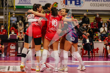 2022-02-27 - Lucia Bosetti #16 of UYBA Unet E-Work Busto Arsizio celebrates with her teammates during the Volley Serie A women 2021/22 volleyball match between UYBA Unet E-Work Busto Arsizio and Volley Bergamo 1991 at E-Work Arena, Busto Arsizio, Italy on February 27, 2022 - UNET E-WORK BUSTO ARSIZIO VS VOLLEY BERGAMO 1991 - SERIE A1 WOMEN - VOLLEYBALL