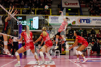 2022-02-27 - Camilla Mingardi #11 of UYBA Unet E-Work Busto Arsizio in action during the Volley Serie A women 2021/22 volleyball match between UYBA Unet E-Work Busto Arsizio and Volley Bergamo 1991 at E-Work Arena, Busto Arsizio, Italy on February 27, 2022 - UNET E-WORK BUSTO ARSIZIO VS VOLLEY BERGAMO 1991 - SERIE A1 WOMEN - VOLLEYBALL