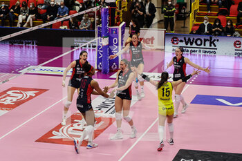 2022-02-27 - Sara Loda #17 of Volley Bergamo 1991 celebrates with her teammates during the Volley Serie A women 2021/22 volleyball match between UYBA Unet E-Work Busto Arsizio and Volley Bergamo 1991 at E-Work Arena, Busto Arsizio, Italy on February 27, 2022 - UNET E-WORK BUSTO ARSIZIO VS VOLLEY BERGAMO 1991 - SERIE A1 WOMEN - VOLLEYBALL