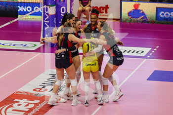 2022-02-27 - Khalia Lanier #16 of Volley Bergamo 1991 celebrates with her teammates during the Volley Serie A women 2021/22 volleyball match between UYBA Unet E-Work Busto Arsizio and Volley Bergamo 1991 at E-Work Arena, Busto Arsizio, Italy on February 27, 2022 - UNET E-WORK BUSTO ARSIZIO VS VOLLEY BERGAMO 1991 - SERIE A1 WOMEN - VOLLEYBALL