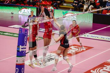 2022-02-27 - Sara Loda #17 of Volley Bergamo 1991 in action during the Volley Serie A women 2021/22 volleyball match between UYBA Unet E-Work Busto Arsizio and Volley Bergamo 1991 at E-Work Arena, Busto Arsizio, Italy on February 27, 2022 - UNET E-WORK BUSTO ARSIZIO VS VOLLEY BERGAMO 1991 - SERIE A1 WOMEN - VOLLEYBALL