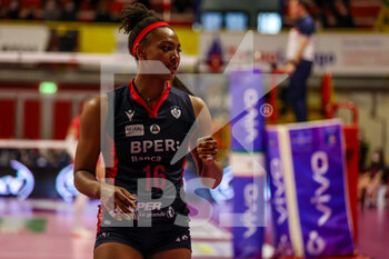2022-02-27 - Khalia Lanier #16 of Volley Bergamo 1991 looks on during the Volley Serie A women 2021/22 volleyball match between UYBA Unet E-Work Busto Arsizio and Volley Bergamo 1991 at E-Work Arena, Busto Arsizio, Italy on February 27, 2022 - UNET E-WORK BUSTO ARSIZIO VS VOLLEY BERGAMO 1991 - SERIE A1 WOMEN - VOLLEYBALL