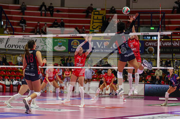 2022-02-27 - Alicia Ogoms #3 of Volley Bergamo 1991 in action during the Volley Serie A women 2021/22 volleyball match between UYBA Unet E-Work Busto Arsizio and Volley Bergamo 1991 at E-Work Arena, Busto Arsizio, Italy on February 27, 2022 - UNET E-WORK BUSTO ARSIZIO VS VOLLEY BERGAMO 1991 - SERIE A1 WOMEN - VOLLEYBALL