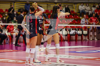2022-02-27 - Mackenzie May #13 of Volley Bergamo 1991 gestures during the Volley Serie A women 2021/22 volleyball match between UYBA Unet E-Work Busto Arsizio and Volley Bergamo 1991 at E-Work Arena, Busto Arsizio, Italy on February 27, 2022 - UNET E-WORK BUSTO ARSIZIO VS VOLLEY BERGAMO 1991 - SERIE A1 WOMEN - VOLLEYBALL