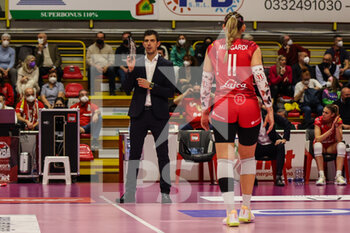 2022-02-27 - Marco Musso head coach of UYBA Unet E-Work Busto Arsizio gestures during the Volley Serie A women 2021/22 volleyball match between UYBA Unet E-Work Busto Arsizio and Volley Bergamo 1991 at E-Work Arena, Busto Arsizio, Italy on February 27, 2022 - UNET E-WORK BUSTO ARSIZIO VS VOLLEY BERGAMO 1991 - SERIE A1 WOMEN - VOLLEYBALL