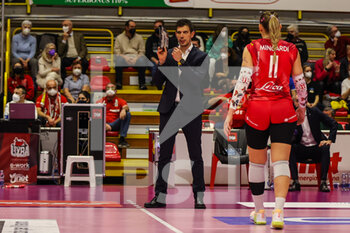 2022-02-27 - Marco Musso head coach of UYBA Unet E-Work Busto Arsizio gestures during the Volley Serie A women 2021/22 volleyball match between UYBA Unet E-Work Busto Arsizio and Volley Bergamo 1991 at E-Work Arena, Busto Arsizio, Italy on February 27, 2022 - UNET E-WORK BUSTO ARSIZIO VS VOLLEY BERGAMO 1991 - SERIE A1 WOMEN - VOLLEYBALL