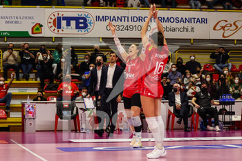 2022-02-27 - Camilla Mingardi #11 of UYBA Unet E-Work Busto Arsizio celebrates with her teammates during the Volley Serie A women 2021/22 volleyball match between UYBA Unet E-Work Busto Arsizio and Volley Bergamo 1991 at E-Work Arena, Busto Arsizio, Italy on February 27, 2022 - UNET E-WORK BUSTO ARSIZIO VS VOLLEY BERGAMO 1991 - SERIE A1 WOMEN - VOLLEYBALL