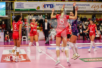2022-02-27 - Jovana Stevanovic #15 of UYBA Unet E-Work Busto Arsizio celebrates with her teammates during the Volley Serie A women 2021/22 volleyball match between UYBA Unet E-Work Busto Arsizio and Volley Bergamo 1991 at E-Work Arena, Busto Arsizio, Italy on February 27, 2022 - UNET E-WORK BUSTO ARSIZIO VS VOLLEY BERGAMO 1991 - SERIE A1 WOMEN - VOLLEYBALL