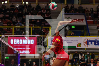 2022-02-27 - Alexa Gray #8 of UYBA Unet E-Work Busto Arsizio in action during the Volley Serie A women 2021/22 volleyball match between UYBA Unet E-Work Busto Arsizio and Volley Bergamo 1991 at E-Work Arena, Busto Arsizio, Italy on February 27, 2022 - UNET E-WORK BUSTO ARSIZIO VS VOLLEY BERGAMO 1991 - SERIE A1 WOMEN - VOLLEYBALL