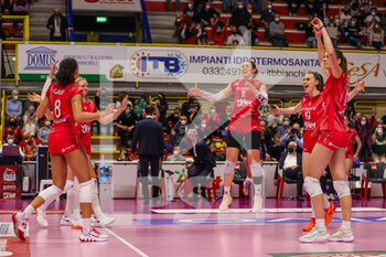 2022-02-27 - Camilla Mingardi #11 of UYBA Unet E-Work Busto Arsizio celebrates with her teammates during the Volley Serie A women 2021/22 volleyball match between UYBA Unet E-Work Busto Arsizio and Volley Bergamo 1991 at E-Work Arena, Busto Arsizio, Italy on February 27, 2022 - UNET E-WORK BUSTO ARSIZIO VS VOLLEY BERGAMO 1991 - SERIE A1 WOMEN - VOLLEYBALL