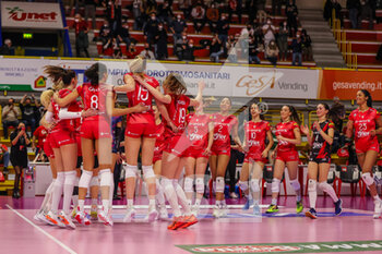 2022-02-27 - Players of UYBA Unet E-Work Busto Arsizio celebrate the victory at the end of the match during the Volley Serie A women 2021/22 volleyball match between UYBA Unet E-Work Busto Arsizio and Volley Bergamo 1991 at E-Work Arena, Busto Arsizio, Italy on February 27, 2022 - UNET E-WORK BUSTO ARSIZIO VS VOLLEY BERGAMO 1991 - SERIE A1 WOMEN - VOLLEYBALL
