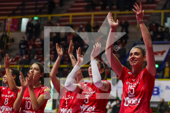 2022-02-27 - Jovana Stevanovic #15 of UYBA Unet E-Work Busto Arsizio celebrates the victory at the end of the match during the Volley Serie A women 2021/22 volleyball match between UYBA Unet E-Work Busto Arsizio and Volley Bergamo 1991 at E-Work Arena, Busto Arsizio, Italy on February 27, 2022 - UNET E-WORK BUSTO ARSIZIO VS VOLLEY BERGAMO 1991 - SERIE A1 WOMEN - VOLLEYBALL