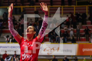2022-02-27 - Camilla Mingardi #11 of UYBA Unet E-Work Busto Arsizio celebrates the victory at the end of the match during the Volley Serie A women 2021/22 volleyball match between UYBA Unet E-Work Busto Arsizio and Volley Bergamo 1991 at E-Work Arena, Busto Arsizio, Italy on February 27, 2022 - UNET E-WORK BUSTO ARSIZIO VS VOLLEY BERGAMO 1991 - SERIE A1 WOMEN - VOLLEYBALL