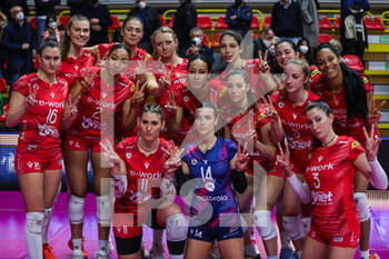 2022-02-27 - Camilla Mingardi #11 of UYBA Unet E-Work Busto Arsizio, Giorgia Zannoni #14 of UYBA Unet E-Work Busto Arsizio, Alexa Gray #8 of UYBA Unet E-Work Busto Arsizio and Players of UYBA Unet E-Work Busto Arsizio celebrate the victory at the end of the match during the Volley Serie A women 2021/22 volleyball match between UYBA Unet E-Work Busto Arsizio and Volley Bergamo 1991 at E-Work Arena, Busto Arsizio, Italy on February 27, 2022 - UNET E-WORK BUSTO ARSIZIO VS VOLLEY BERGAMO 1991 - SERIE A1 WOMEN - VOLLEYBALL
