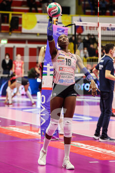 2022-02-12 - Paola Egonu #18 of Imoco Volley Conegliano warms up during the Volley Serie A women 2021/22 volleyball match between UYBA Unet E-Work Busto Arsizio and Imoco Volley Conegliano at E-Work Arena, Busto Arsizio, Italy on February 12, 2022 - UNET E-WORK BUSTO ARSIZIO VS PROSECCO DOC IMOCO VOLLEY CONEGLIANO - SERIE A1 WOMEN - VOLLEYBALL