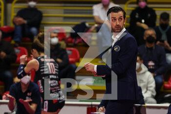 2022-02-12 - Daniele Santarelli Head Coach of Imoco Volley Conegliano looks on during the Volley Serie A women 2021/22 volleyball match between UYBA Unet E-Work Busto Arsizio and Imoco Volley Conegliano at E-Work Arena, Busto Arsizio, Italy on February 12, 2022 - UNET E-WORK BUSTO ARSIZIO VS PROSECCO DOC IMOCO VOLLEY CONEGLIANO - SERIE A1 WOMEN - VOLLEYBALL