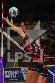 2022-02-12 - Alexa Gray #8 of UYBA Unet E-Work Busto Arsizio in action during the Volley Serie A women 2021/22 volleyball match between UYBA Unet E-Work Busto Arsizio and Imoco Volley Conegliano at E-Work Arena, Busto Arsizio, Italy on February 12, 2022 - UNET E-WORK BUSTO ARSIZIO VS PROSECCO DOC IMOCO VOLLEY CONEGLIANO - SERIE A1 WOMEN - VOLLEYBALL