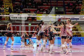 2022-02-12 - Paola Egonu #18 of Imoco Volley Conegliano celebrates with her teammates during the Volley Serie A women 2021/22 volleyball match between UYBA Unet E-Work Busto Arsizio and Imoco Volley Conegliano at E-Work Arena, Busto Arsizio, Italy on February 12, 2022 - UNET E-WORK BUSTO ARSIZIO VS PROSECCO DOC IMOCO VOLLEY CONEGLIANO - SERIE A1 WOMEN - VOLLEYBALL