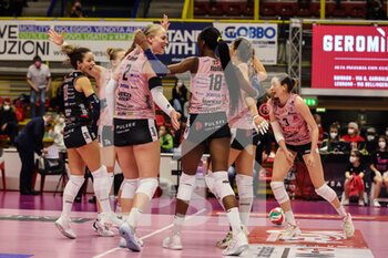 2022-02-12 - Paola Egonu #18 of Imoco Volley Conegliano celebrates the victory at the end of the match during the Volley Serie A women 2021/22 volleyball match between UYBA Unet E-Work Busto Arsizio and Imoco Volley Conegliano at E-Work Arena, Busto Arsizio, Italy on February 12, 2022 - UNET E-WORK BUSTO ARSIZIO VS PROSECCO DOC IMOCO VOLLEY CONEGLIANO - SERIE A1 WOMEN - VOLLEYBALL