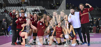 2022-02-13 - The Acqua & Sapone Volley Roma celebrate the victory during the Women's Volleyball Championship Series A1 match between Acqua & Sapone Volley Roma and  of Reale Mutua Genera Chieri VolIey at PalaEur, 13th February, 2022 in Rome, Italy.  - ACQUA & SAPONE ROMA VOLLEY CLUB VS CHIERI TORINO - SERIE A1 WOMEN - VOLLEYBALL