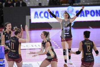 2022-02-13 - Acqua & Sapone Roma Volley tema exult during the Women's Volleyball Championship Series A1 match between Acqua & Sapone Volley Roma and of Reale Mutua Genera Chieri Volley at PalaEur, 13th February, 2022 in Rome, Italy. - ACQUA & SAPONE ROMA VOLLEY CLUB VS CHIERI TORINO - SERIE A1 WOMEN - VOLLEYBALL