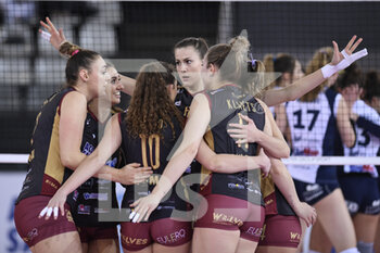 2022-02-13 - Acqua & Sapone Roma Volley team exult during the Women's Volleyball Championship Series A1 match between Acqua & Sapone Volley Roma and of Reale Mutua Genera Chieri Volley at PalaEur, 13th February, 2022 in Rome, Italy. - ACQUA & SAPONE ROMA VOLLEY CLUB VS CHIERI TORINO - SERIE A1 WOMEN - VOLLEYBALL