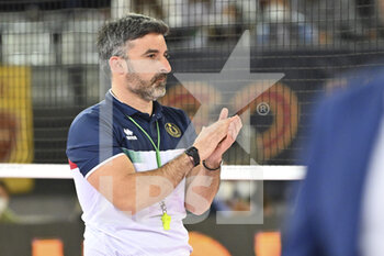 2022-02-27 - Referee Cavalieri Alessandro Pietro during the Women's Volleyball Championship Series A1 match between Acqua & Sapone Volley Roma and Igor Volley Novara at PalaEur, 27th February, 2022 in Rome, Italy.  - ACQUA&SAPONE ROMA VOLLEY CLUB VS IGOR GORGONZOLA NOVARA - SERIE A1 WOMEN - VOLLEYBALL