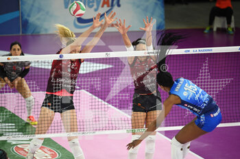 2022-03-23 - Sylvia Nwakalor (Il Bisonte Firenze) spike vs Bauer and Guerra block (Bartoccini Fortinfissi Perugia) - IL BISONTE FIRENZE VS BARTOCCINI FORTINFISSI PERUGIA - SERIE A1 WOMEN - VOLLEYBALL