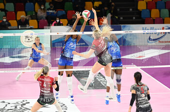 2022-03-23 - Christina Bauer (Bartoccini Fortinfissi Perugia) spike vs Sylves block (Il Bisonte Firenze) - IL BISONTE FIRENZE VS BARTOCCINI FORTINFISSI PERUGIA - SERIE A1 WOMEN - VOLLEYBALL